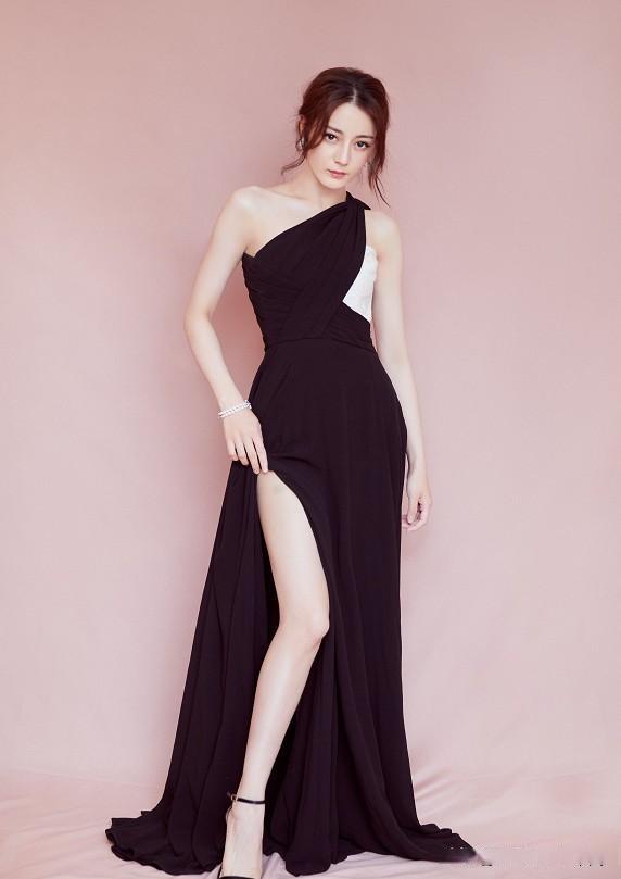 在许多人眼中,迪丽热巴的大长腿不仅是她的优势,更是一种性感的象征.