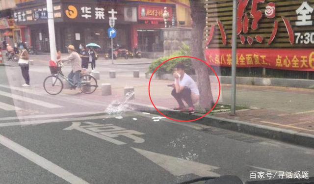 广东一男子当街大便 不顾路人尴尬的眼光