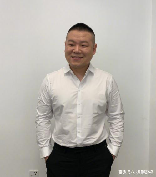 岳云鹏接孩子放学被曝光,雨衣搭配老头了拖鞋,网友:太接地气!