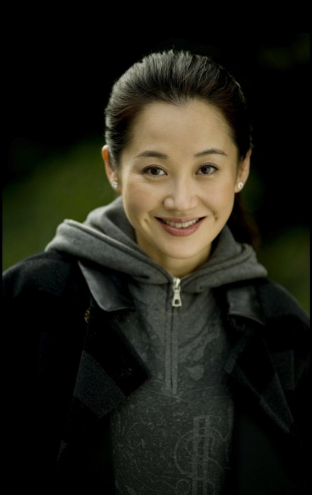 许晴可以说是倾国倾城的一代佳人,知性,漂亮和美丽当属许晴,许晴不光