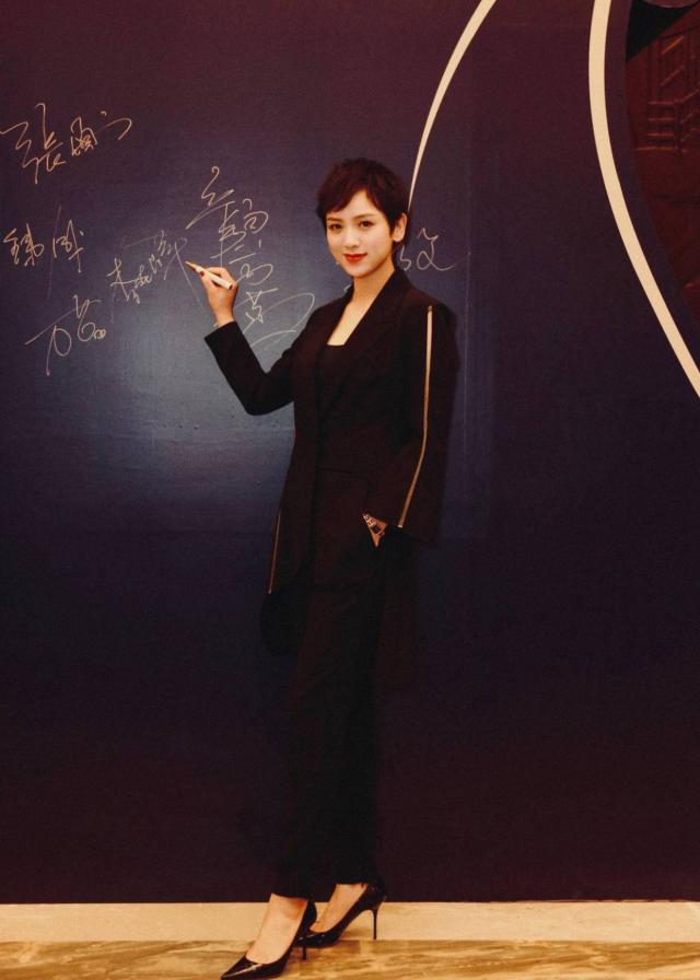 李晓峰主持金鸡百花电影节教育论坛 台风稳健气场全开