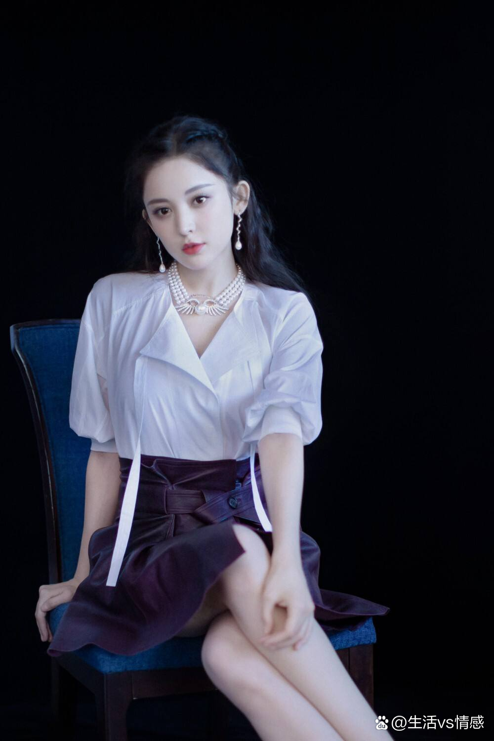 古力娜扎看着心动亮眼,她长像清纯靓丽,身材高挑,碧玉端庄,可爱动人