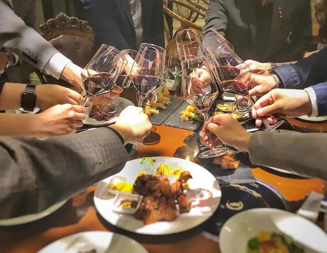 人到中年,为什么越来越爱喝酒?45岁酒友说出4点原因,太真实了