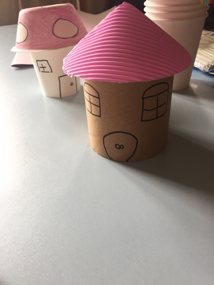 幼儿园手工纸箱房子