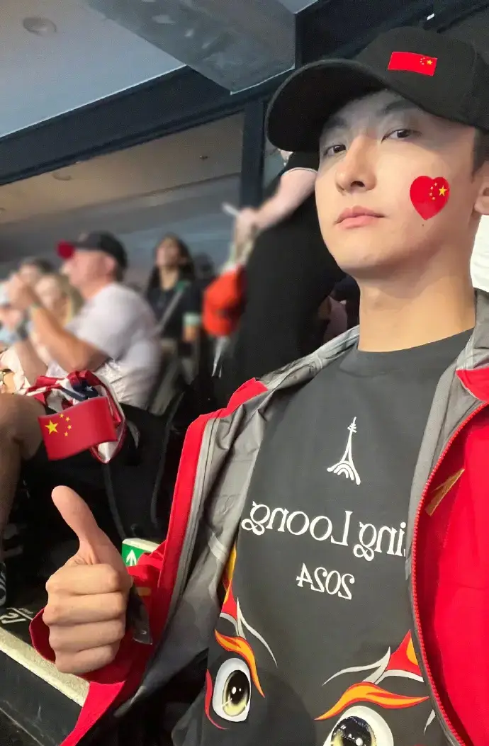 牛骏峰晒游泳比赛现场照 为张雨霏加油"你就是我心里的冠军"