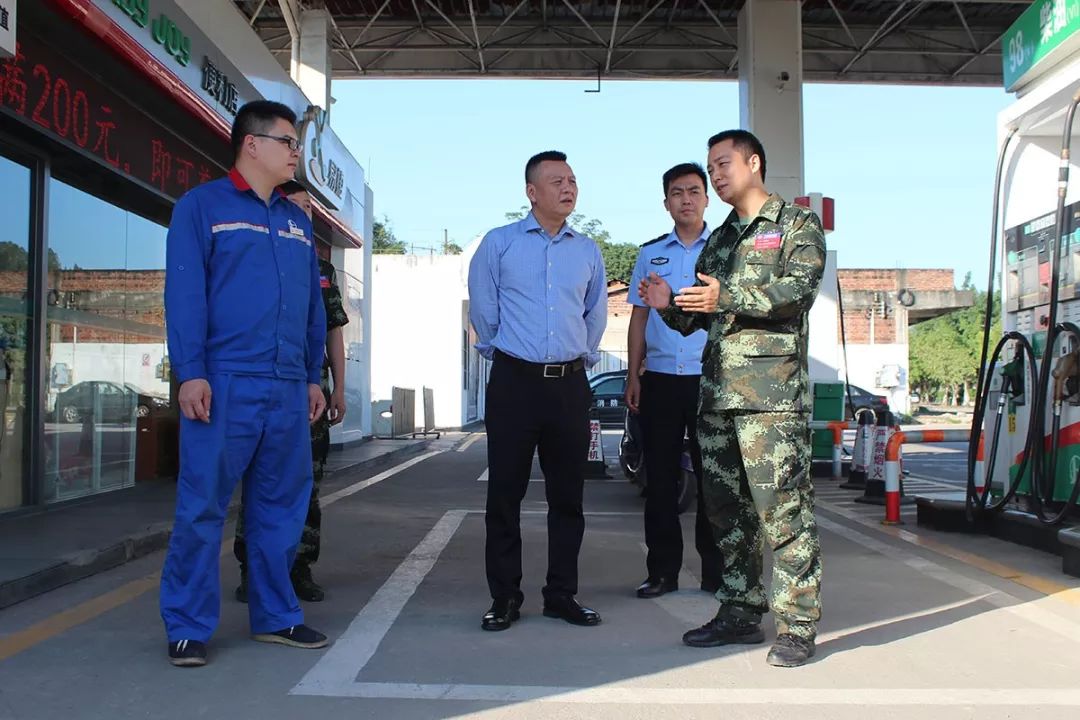 11月1日下午,云安区副区长,公安分局局长司徒耀荣在区消防大队大队长