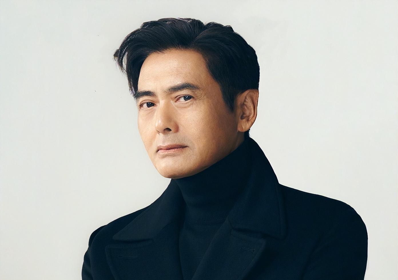 67岁周润发近照被曝光,满头黑发优雅翘二郎腿,老人形象不复存在_黑色