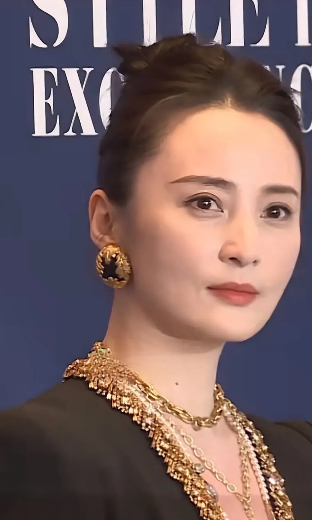 以前年轻的时候,蒋勤勤的美貌可是可以跟陈红一较高下的