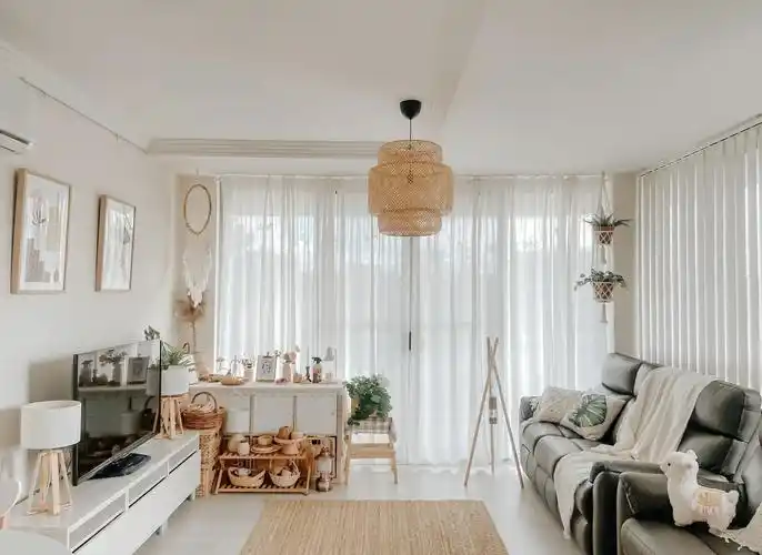 房主选择了以白色和原木色为主色调的装修方案,这种搭配既明亮又温暖