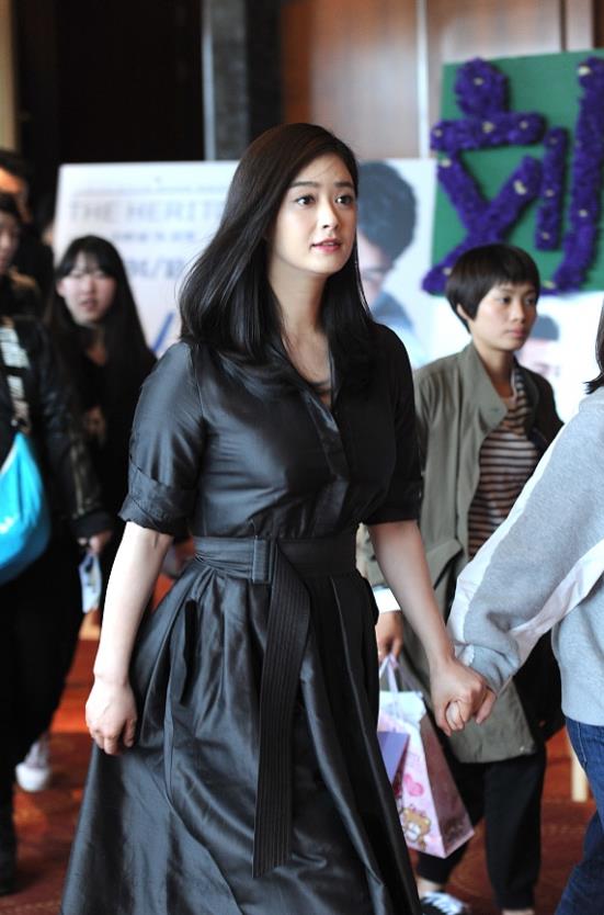 蒋欣目测得有130斤,穿刺绣裙还露三角形细腰,上身效果惊艳富态_裙子