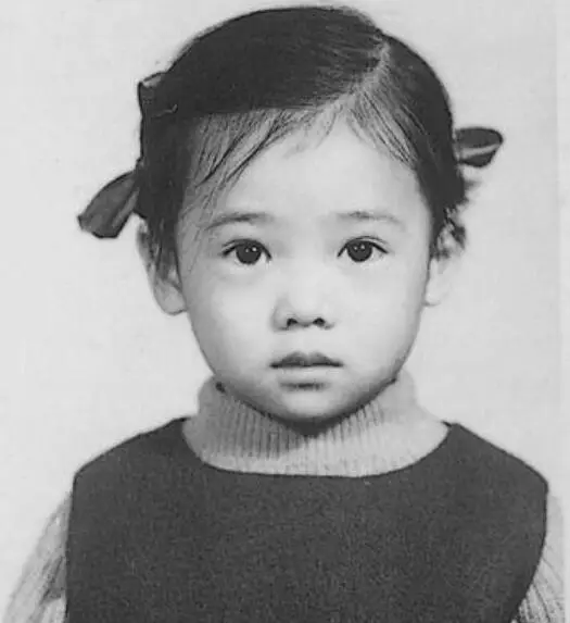 图为王祖贤和邱淑贞合影留念,一位貌美如花,一位沉鱼落雁,两位美人你