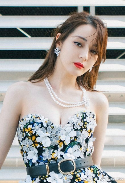 迪丽热巴# 黑色拼接抹胸长裙,美艳不可方物!