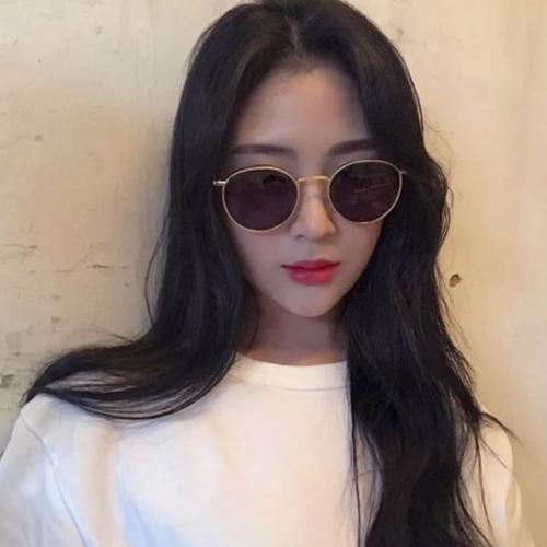 墨镜红唇霸气女生头像图片