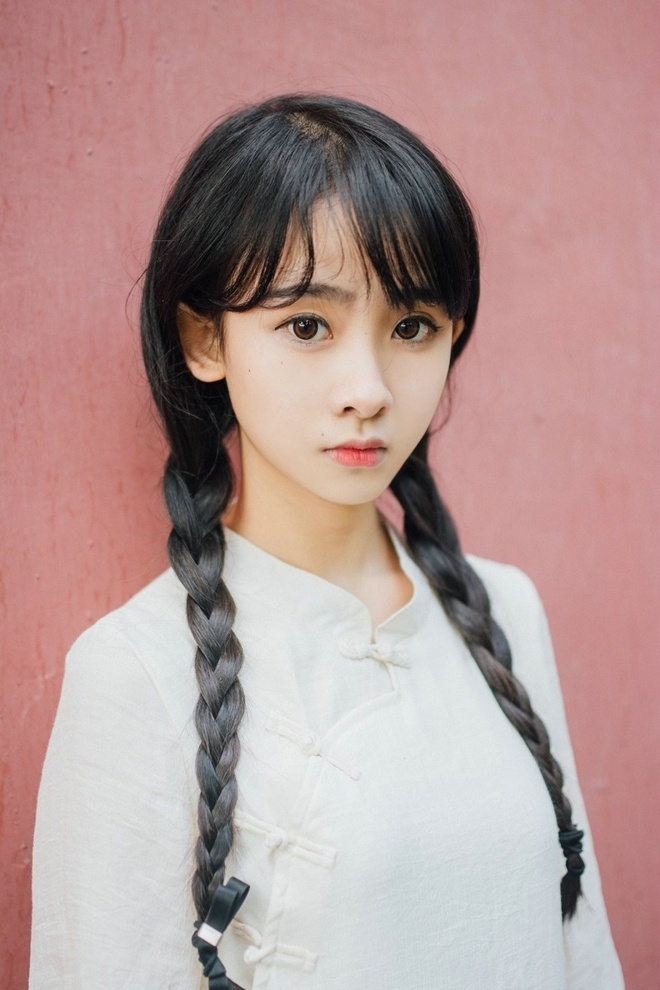 清纯可爱美女民国长裙户外俏皮呆萌可人写真