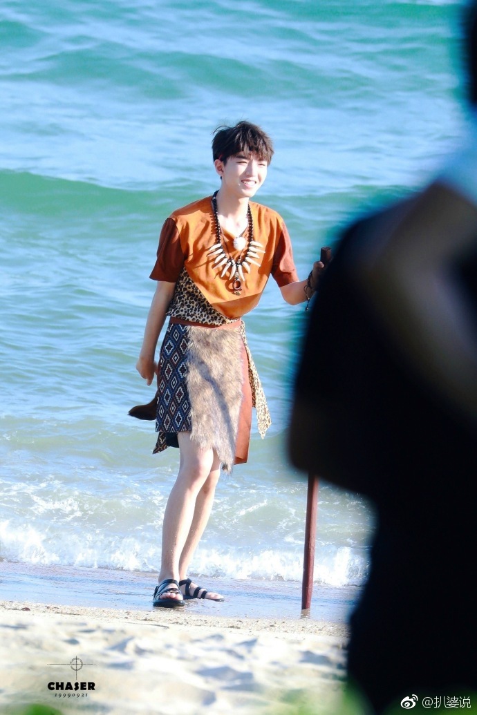 王俊凯抓鱼 ,今日份的阳光小哥哥,从头发到脚都是完美