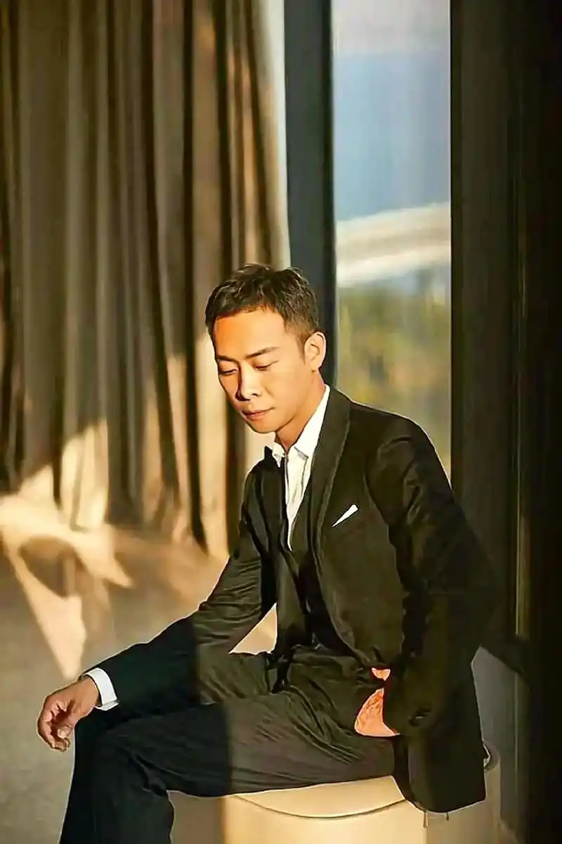 为中国实力派演员张译点赞919191#歌曲这城市的风好大#图 - 抖