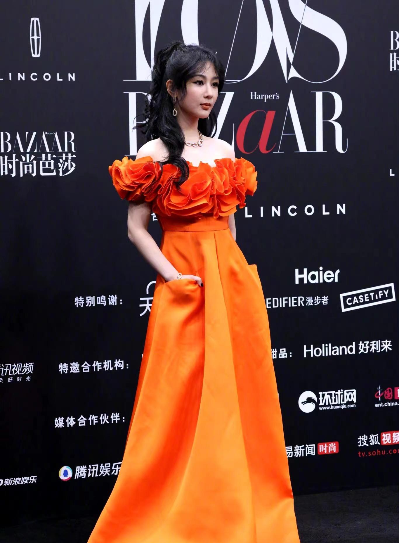 芭莎之夜红毯:赵丽颖时髦,唐嫣豪放,杨紫踩雷,baby惊魂未定_迪丽热巴