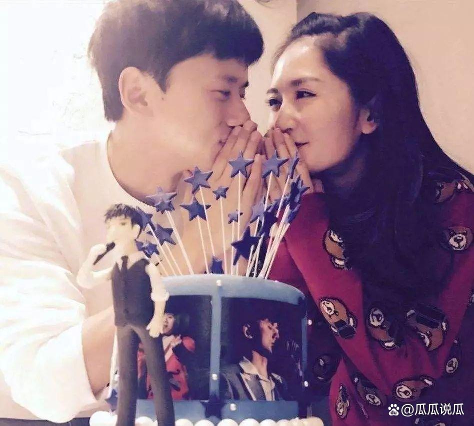 张杰谢娜带仨娃游迪士尼十指紧扣如热恋情侣3个保姆很抢镜