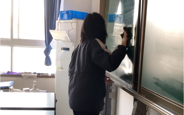 点击就看高中生一分钟把黑板擦成镜面