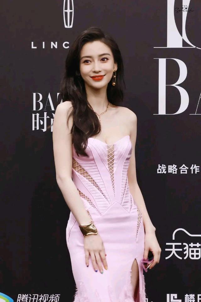 angelababy身穿一袭白色蕾丝拖尾礼服,深v领设计展现出她完美的锁骨