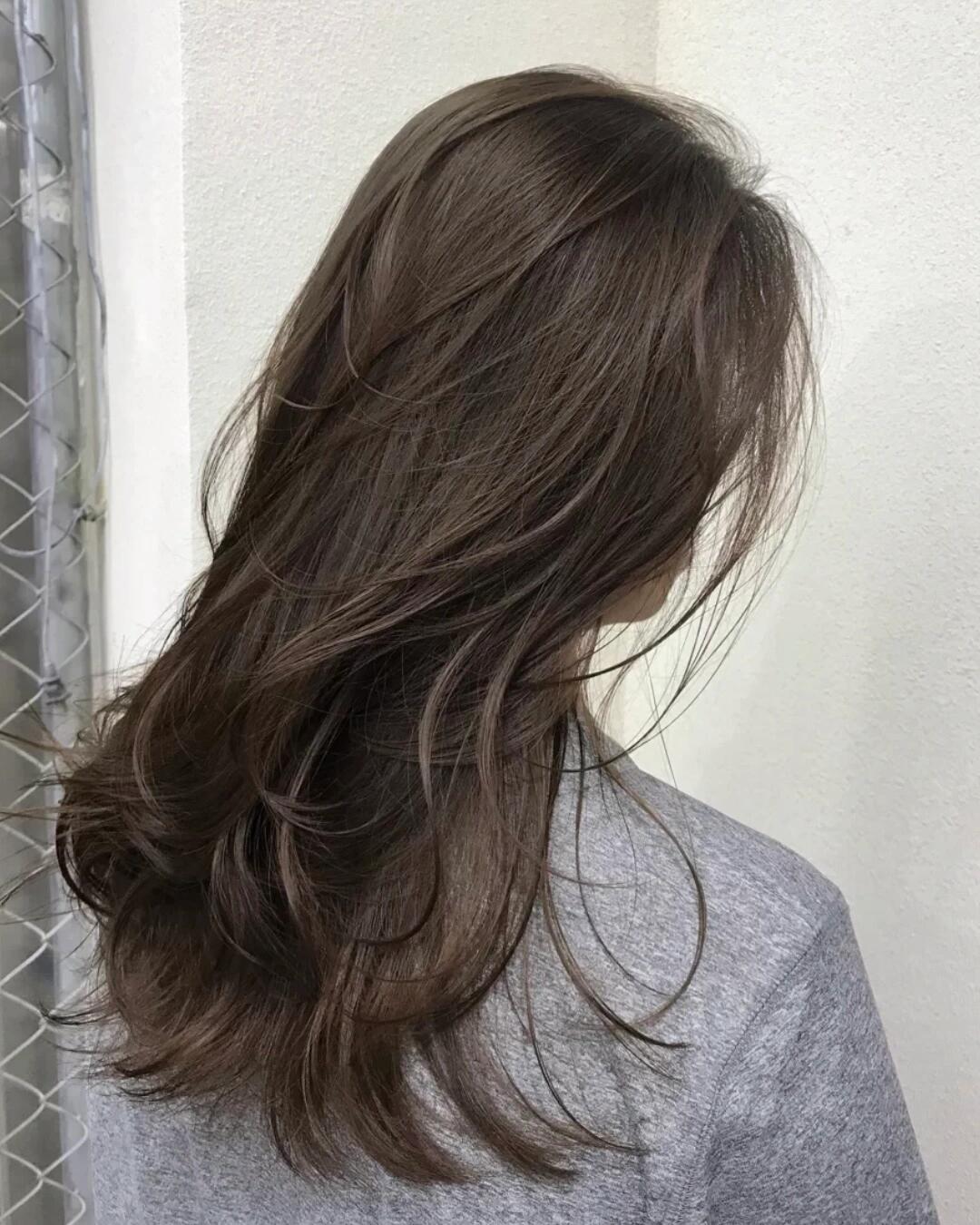 尝试有质感的黑茶色 黑色和冷棕的结合 让你的头发显得超级有光泽感觉