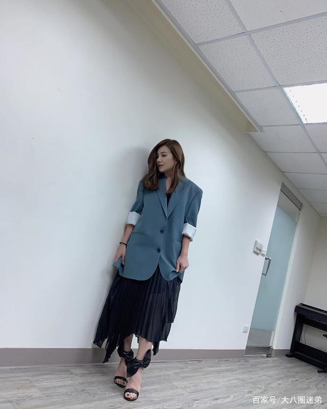 梁静茹工作闲时晒自拍,蓝色西装面带微笑状态超好