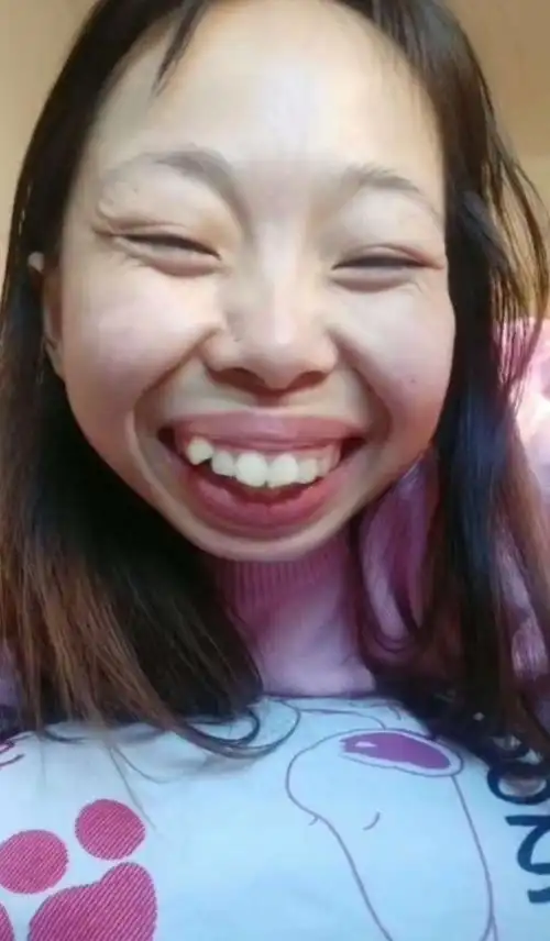 音最丑素颜女孩走红,五官出奇美,网友:和网红只差化妆品抖音又现丑女