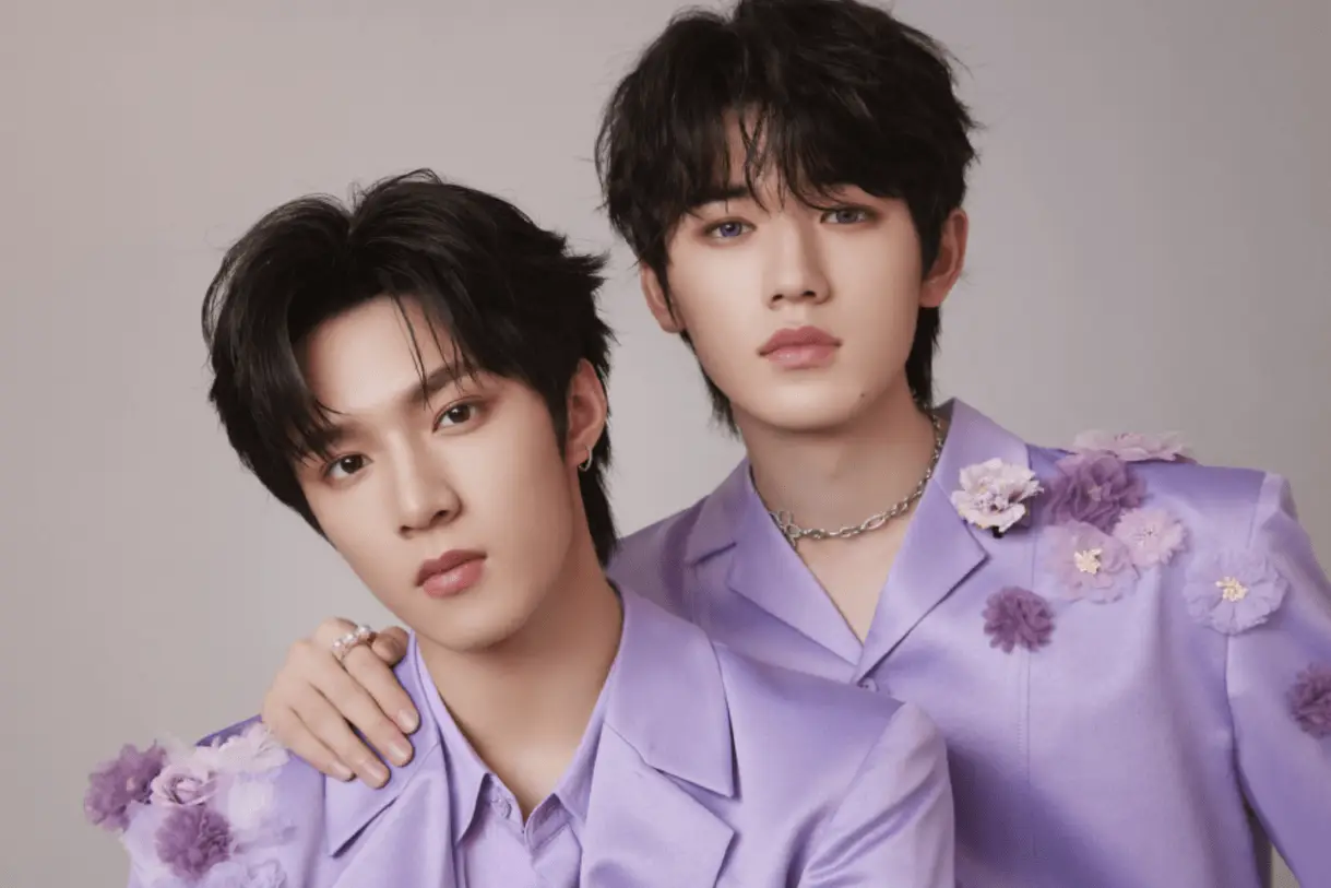 《时代少年团》宋亚轩刘耀文新歌上线,两人穿紫色西装拍合照