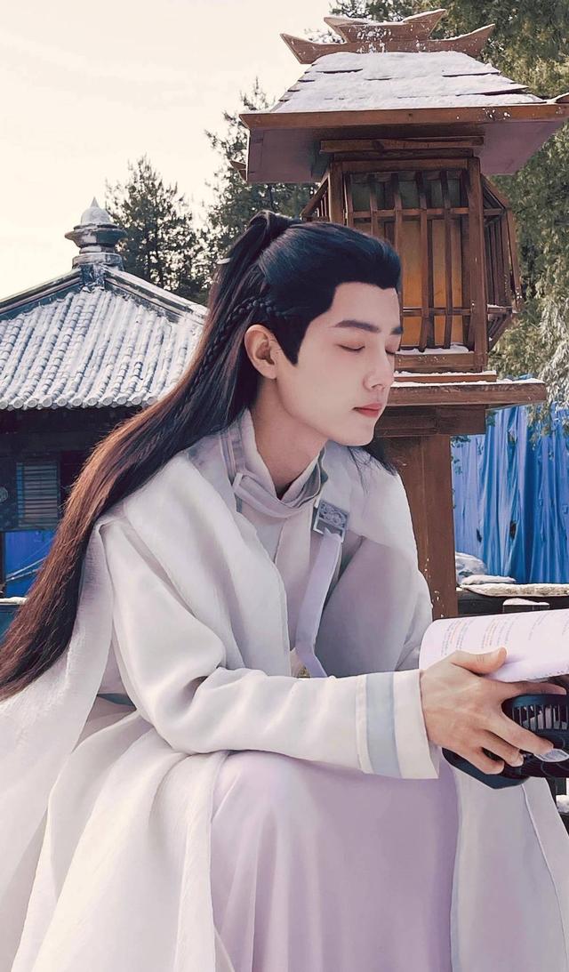 《玉骨遥》剧照曝光,肖战古风装扮氛围感满满,还是那个翩翩公子