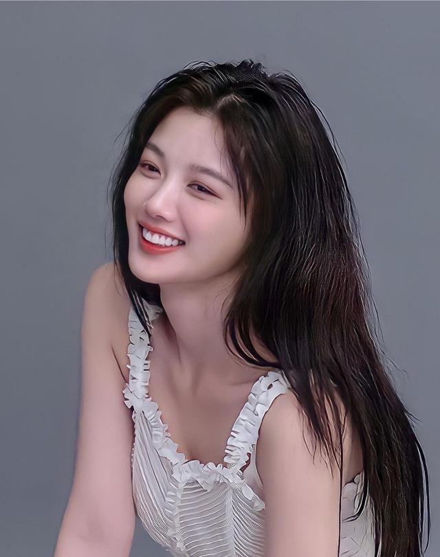 韩国女星金裕贞,长相不算精致却美丽大方