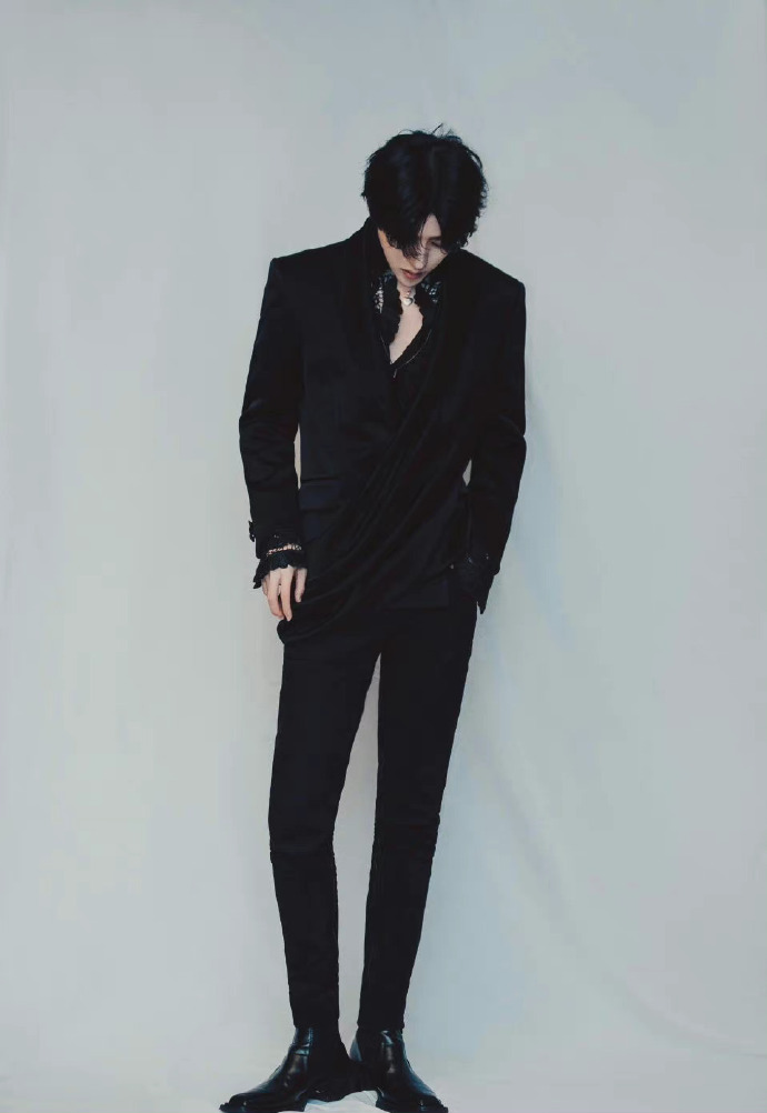 蔡徐坤黑色v领西装大片