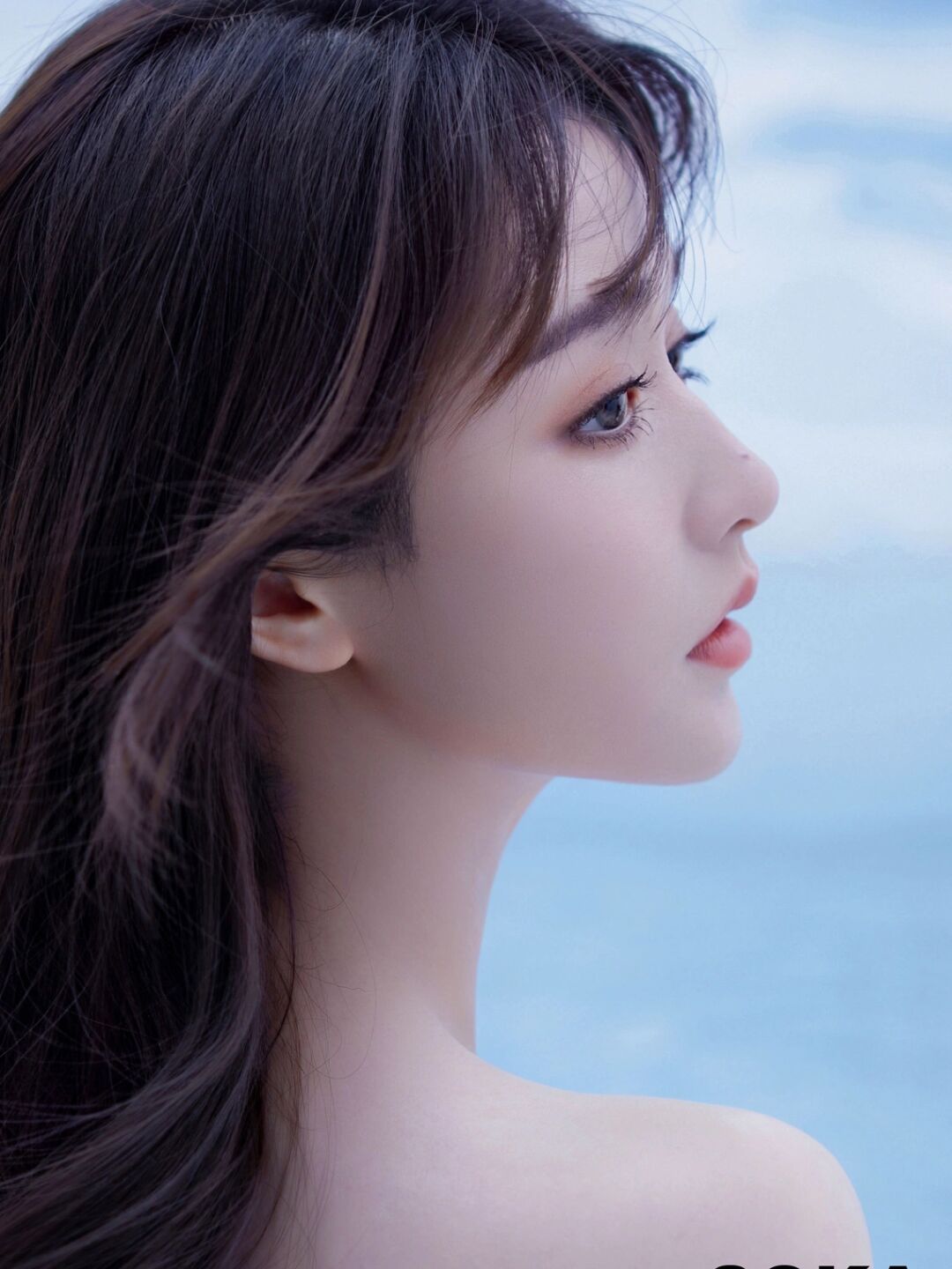 长相大气甜美五官精致的美女,穿搭白色露肩毛衣,又美又飒好漂亮