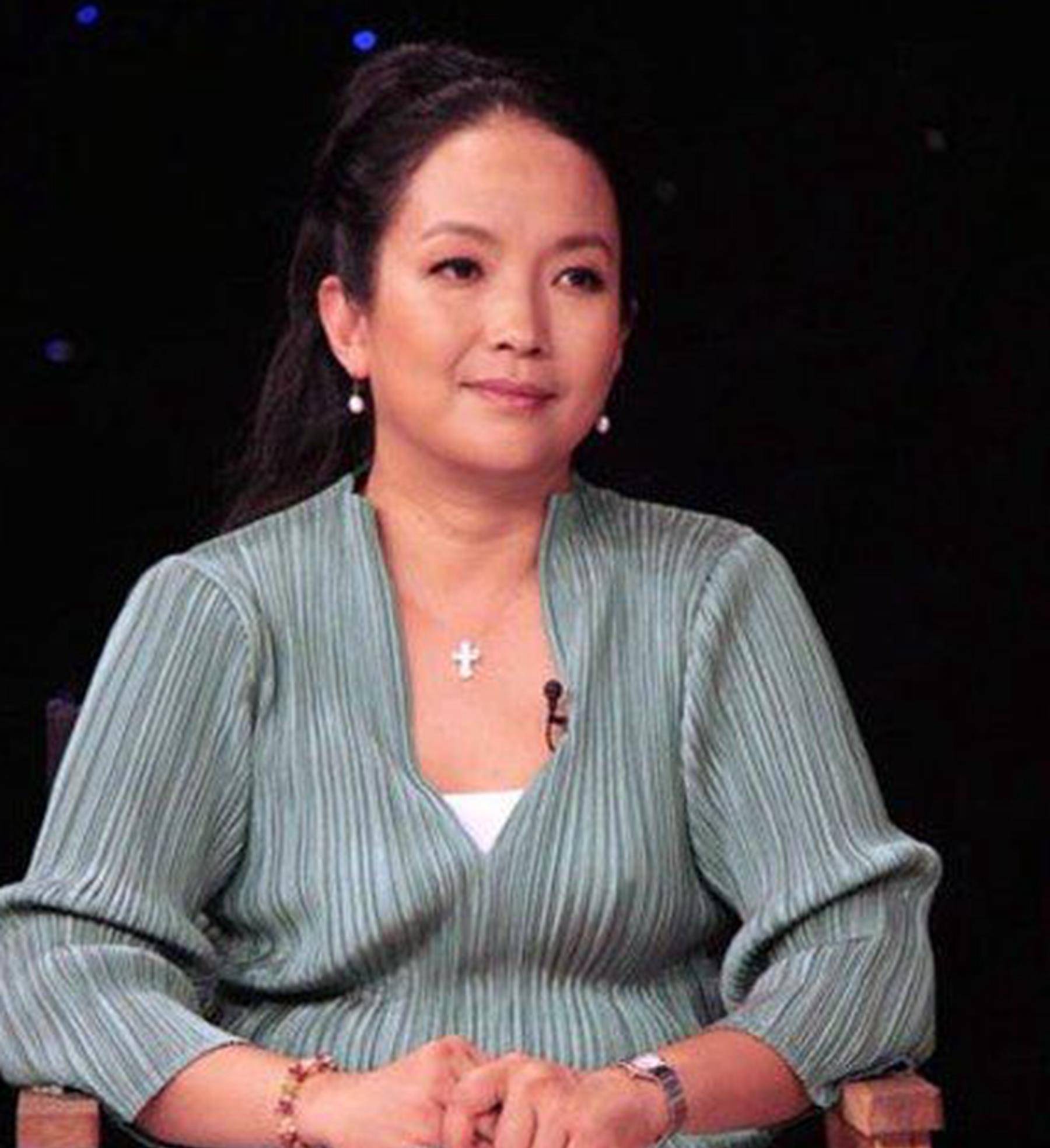 原创吕丽萍34岁儿子露面暴瘦罕见提生父张丰毅平日和继父关系融洽