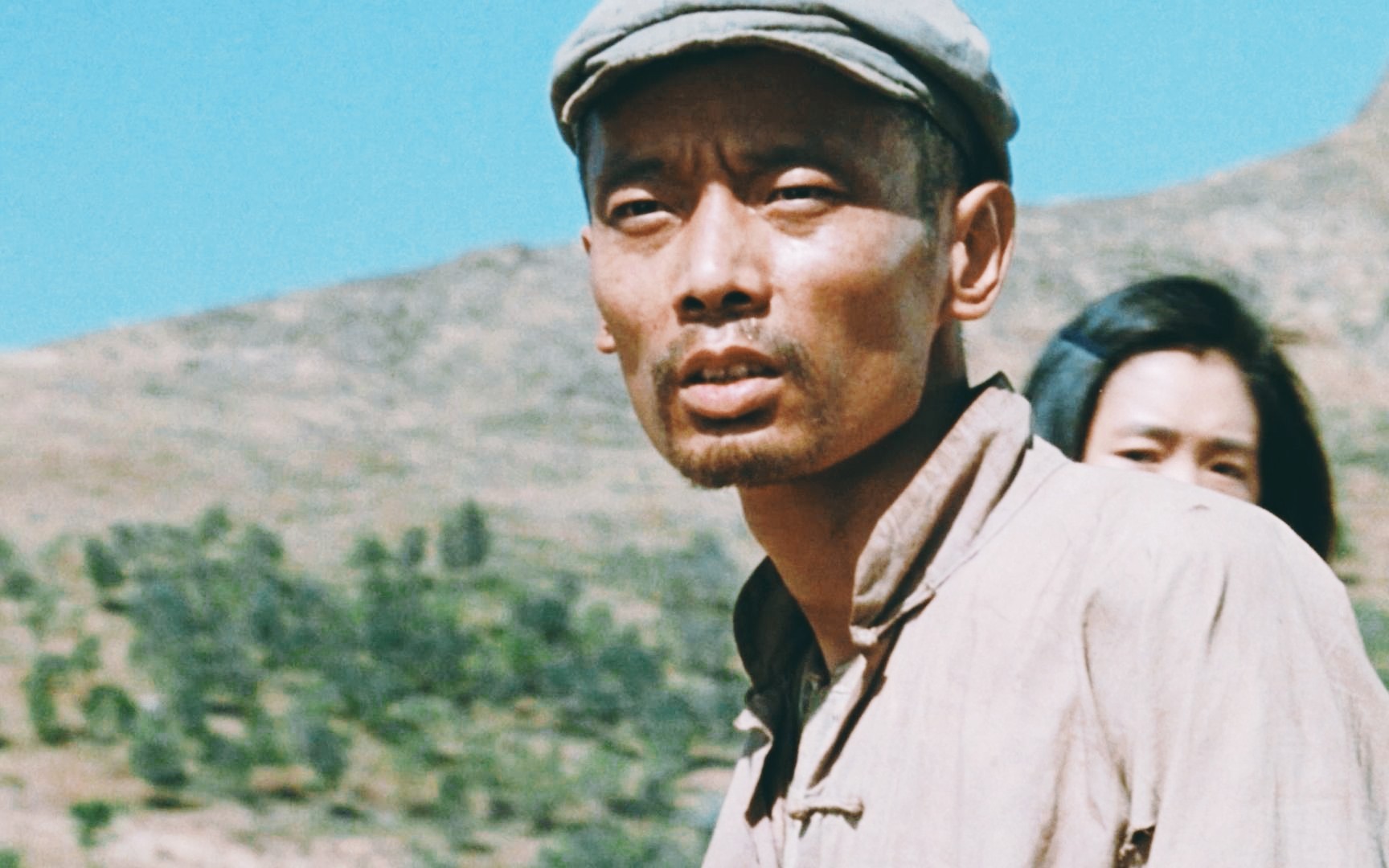 人活着到底为了什么?余华小说改编电影《活着》,活着的本身就是意义.