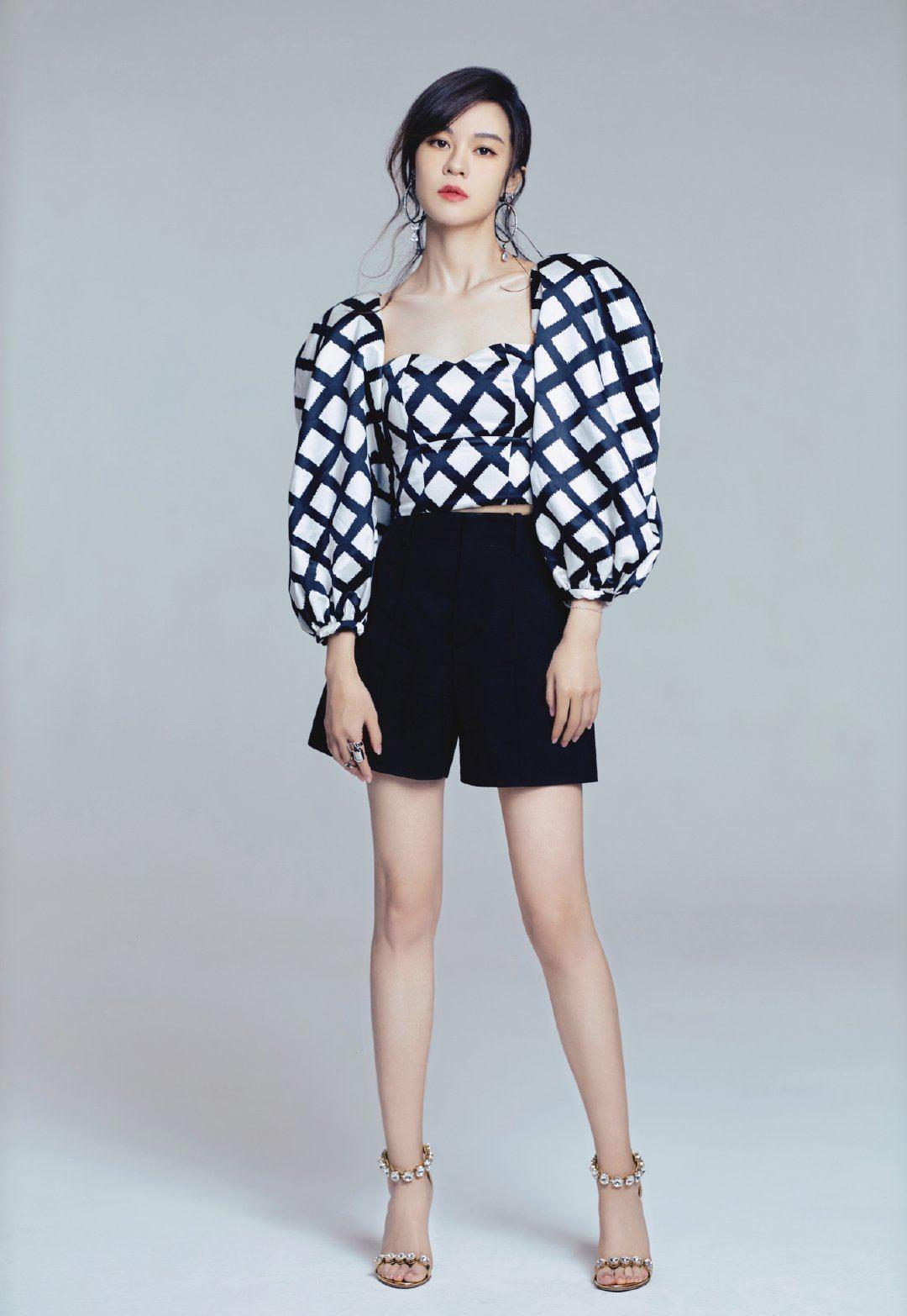 原创怪不得说郁可唯的腿能c位出道能把西装裤穿成裙子也就她了