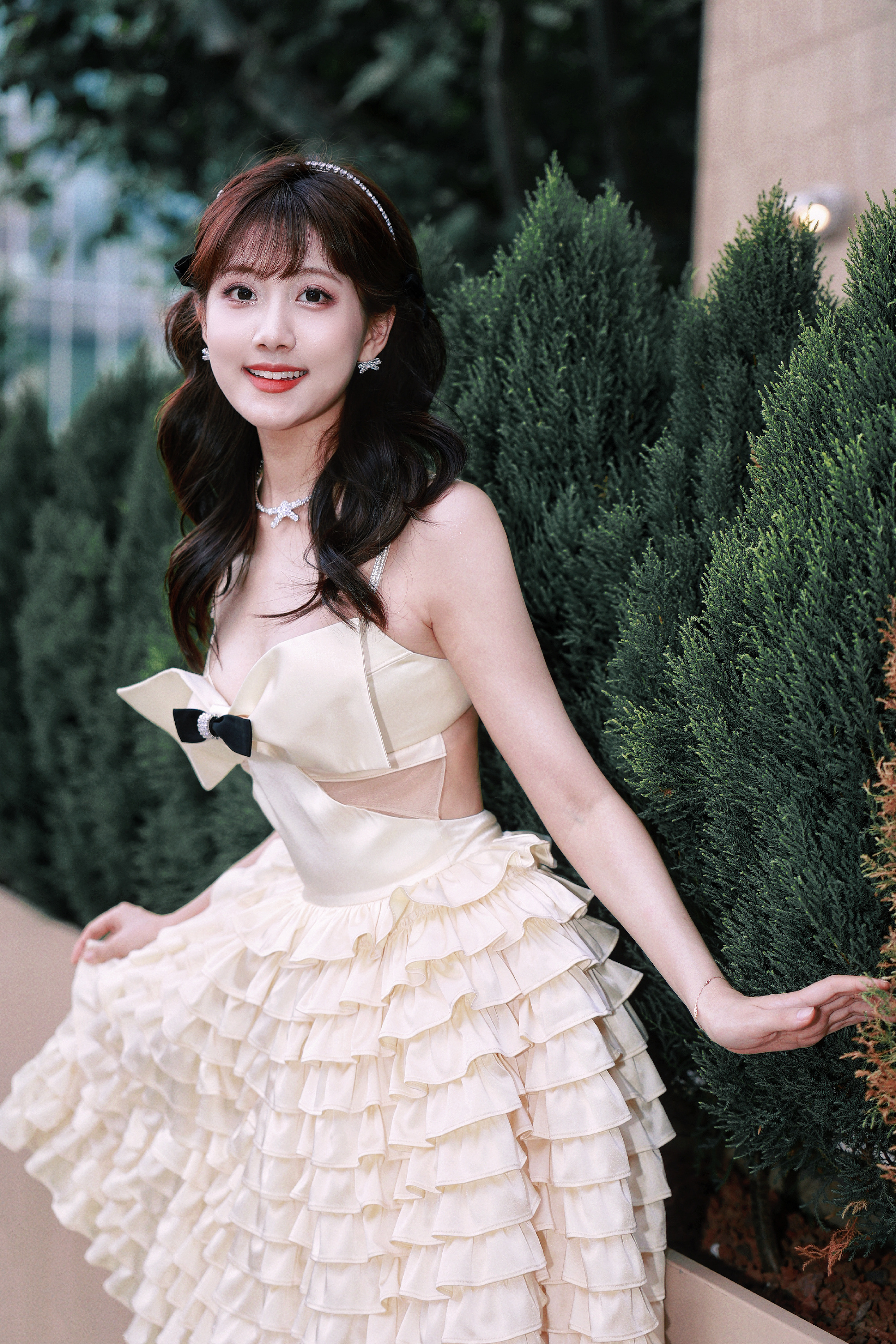 李艺彤蛋糕裙甜美俏丽少女图