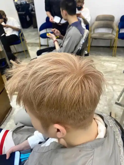 男生显白奶茶灰发色长春男士发型