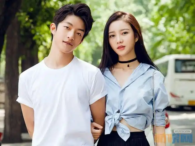 屈楚萧,中国内地明星,明星屈楚萧情侣街拍写真