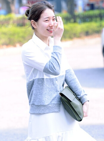 李敏镐女友秀智素颜现身 皮肤水灵显娇羞