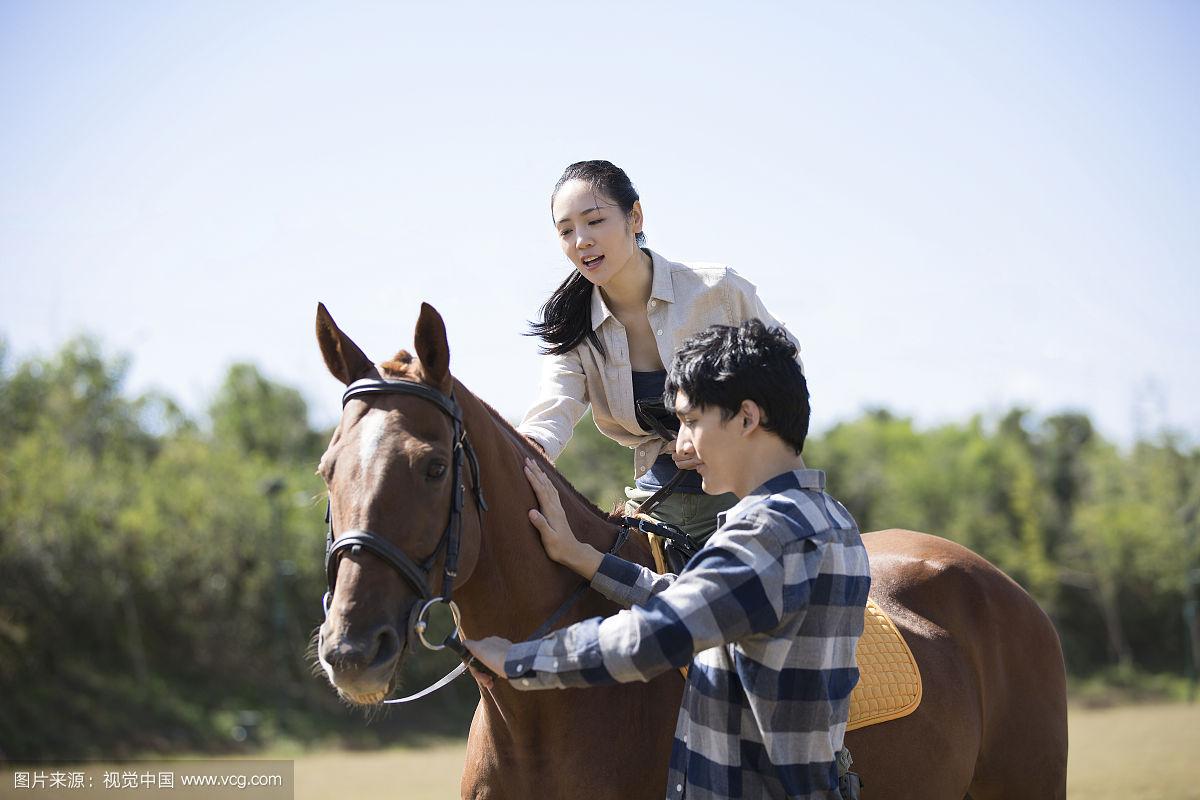 快乐情侣在骑马