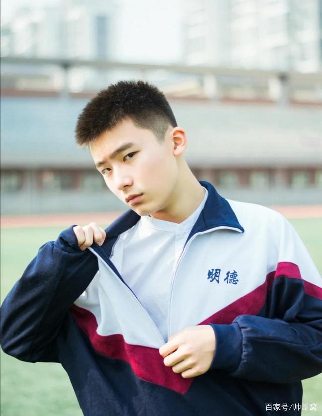 你的容颜是否还能回得去呢,这位帅气的小哥哥虽然已经22岁了,但穿上