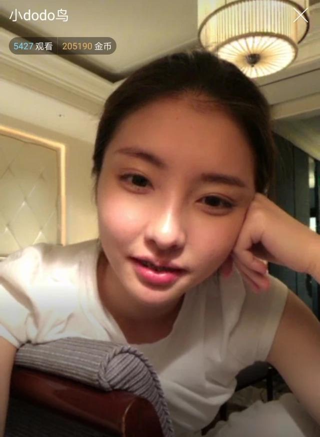 王思聪前女友豆得儿直播,脸部皮肤真是一言难尽