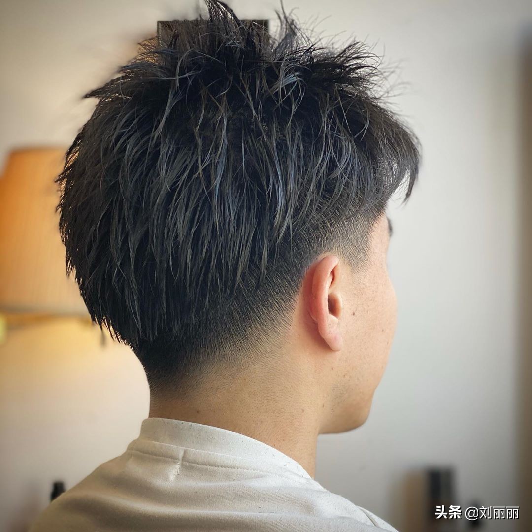 侧分露额发型也是2020年比较受欢迎的发型,两侧同样推短,到上边转角的