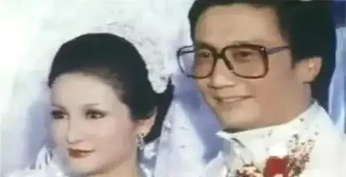 狄波拉年轻的时候容貌倾城,是香港男人心中的红玫瑰.