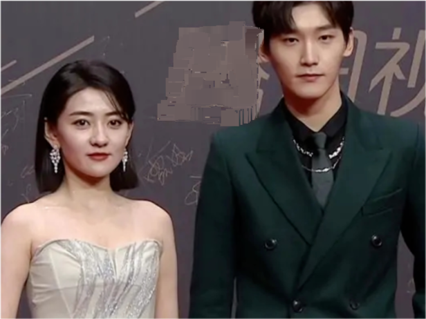 邢昭林梁洁同台领奖,互动撒糖,"坦诚夫妇"在现实里总算同框了