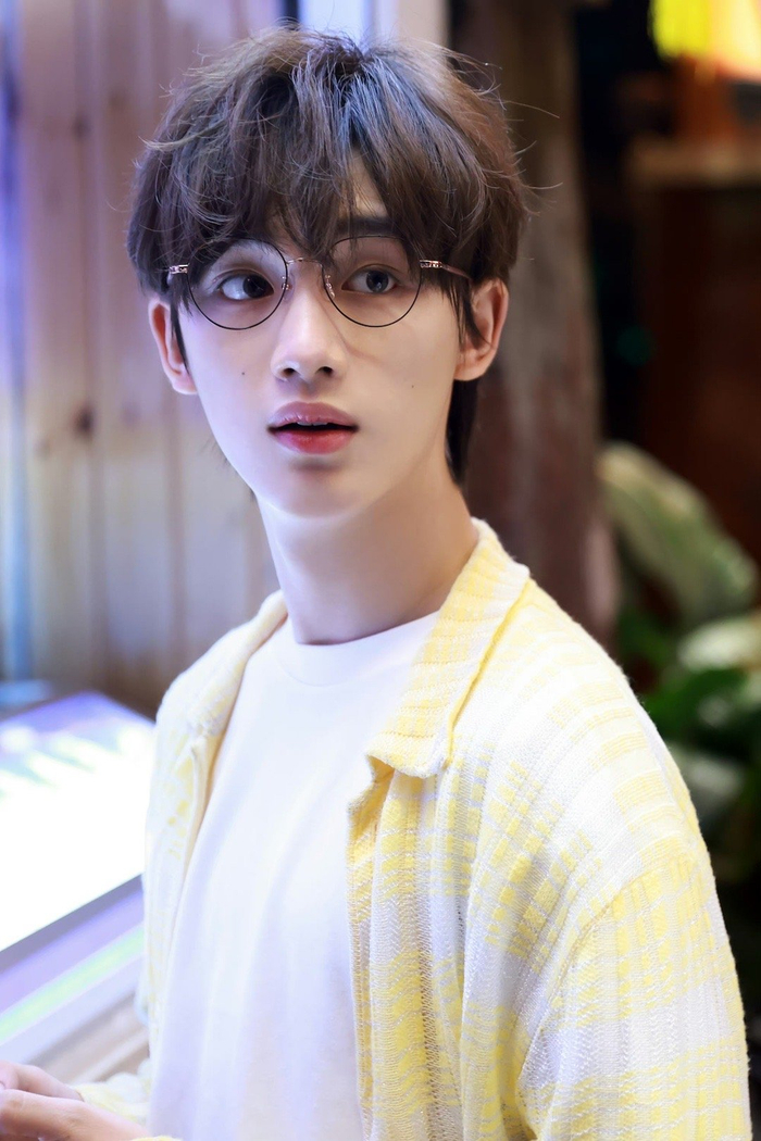 丁程鑫今日花絮照送达湿发发带造型的帅气小丁上线运动风男孩