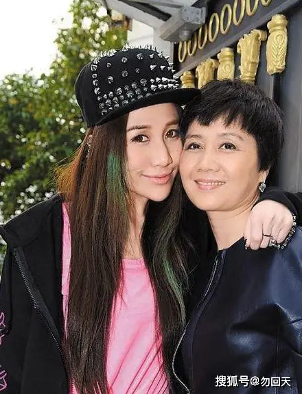 何超盈被疑怀双胞胎,晋升外婆的梁安琪送准女婿价值5亿的豪宅_辛奇隆