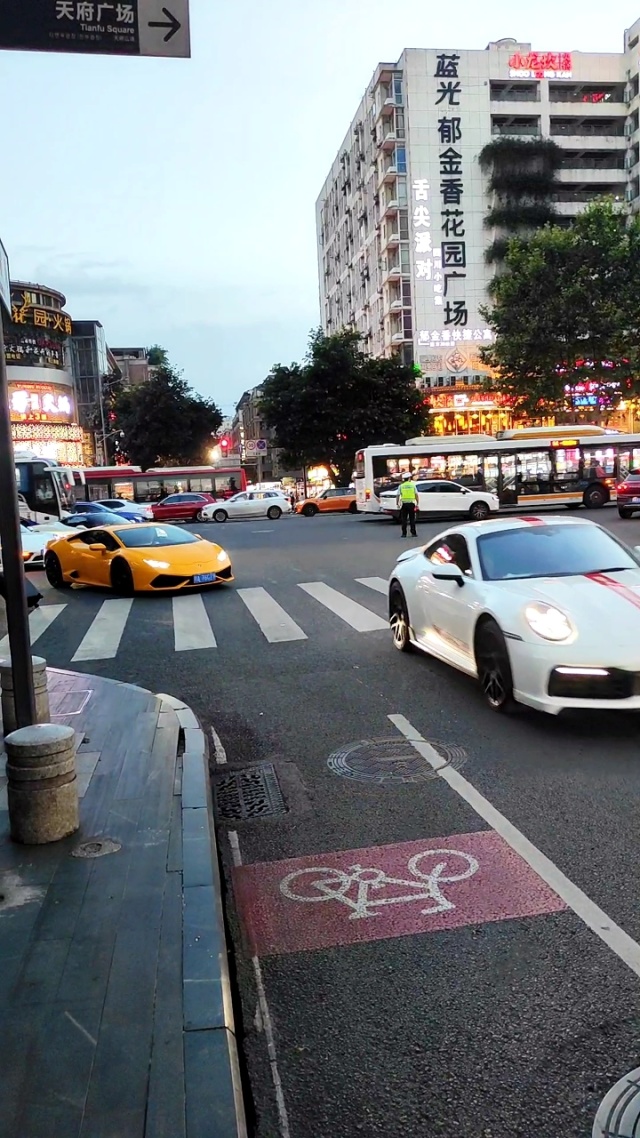 富二代深夜开超跑组队轰炸太古里网红坡,这就是有钱人的生活.