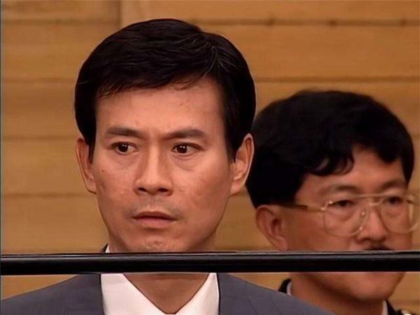 《从不放弃》让我们重回94年,郑少秋主唱的这首《天地男儿》主题曲