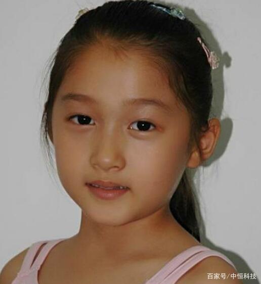 "国民闺女"关晓彤,从小美到大的小童星,小时候超可爱啊!